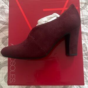 NWT burgundy aerolsoles heeled booties